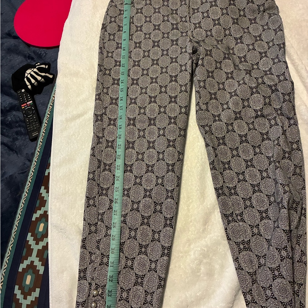 Elegant Black and White Geometric Women's Cropped Pants